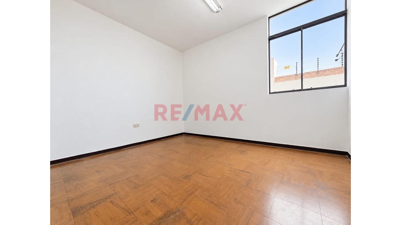 Oportunidad Única Casa Para Oficinas En Los Olivos En Alquiler — foto 4