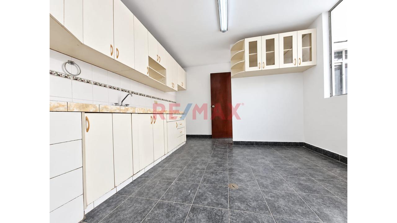 Oportunidad Única Casa Para Oficinas En Los Olivos En Alquiler — foto 13