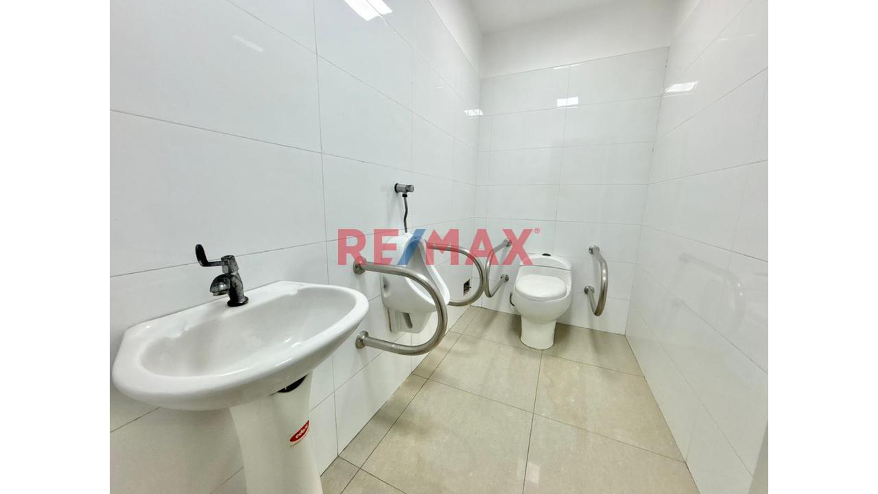 Local En Esquina Ovalo De San Isidro - 15