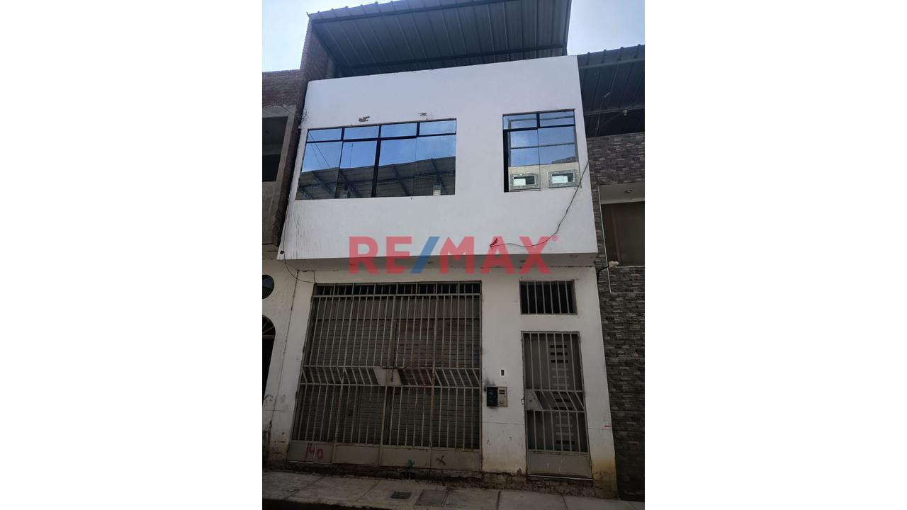 Se Casa De 2 Pisos Con Cochera Y/O Local Comerial En Primer Niver / Chepen - 1