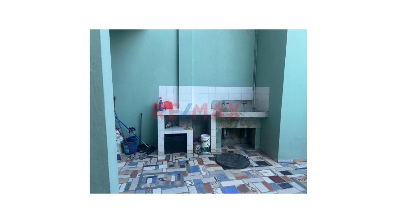 Precio Negociable De Casa Amplia Con Potencial Doble Ingreso - 13