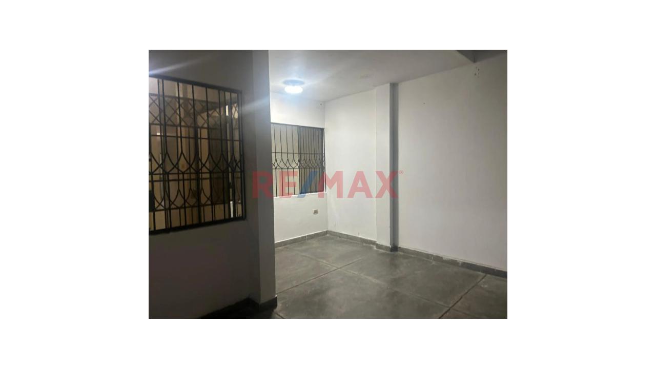 Precio Negociable De Casa Amplia Con Potencial Doble Ingreso - 19