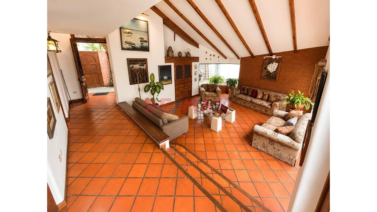 Hermosa Casa En Venta De 334M² Frente A Parque – Ubicación Privilegiada En Surco - 2