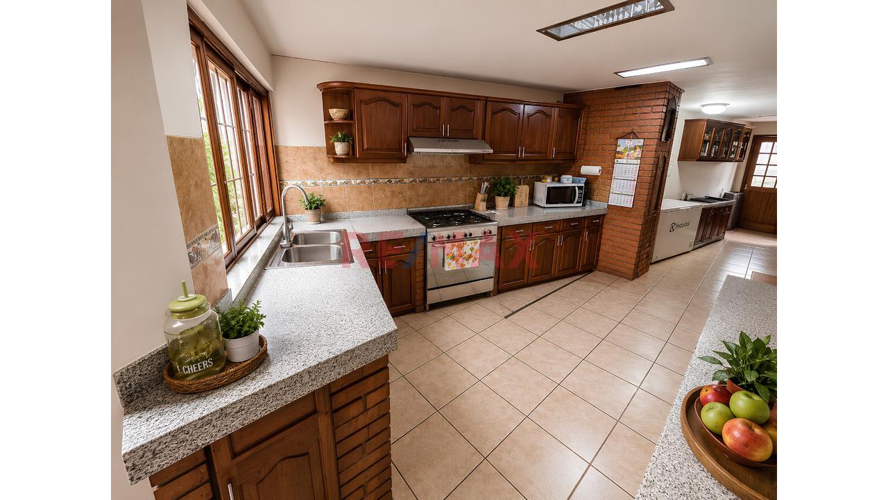 Hermosa Casa En Venta De 334M² Frente A Parque – Ubicación Privilegiada En Surco - 4