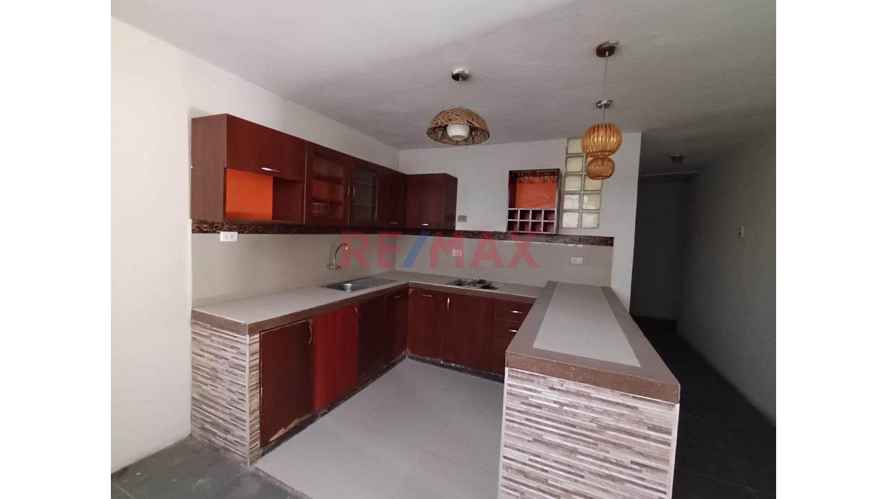 Casa En Venta – Urb. Las Mercedes - 13