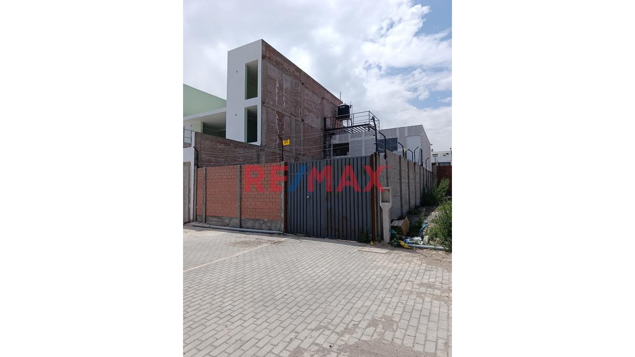 Terreno En Venta Con Construcción De Acero Estructural