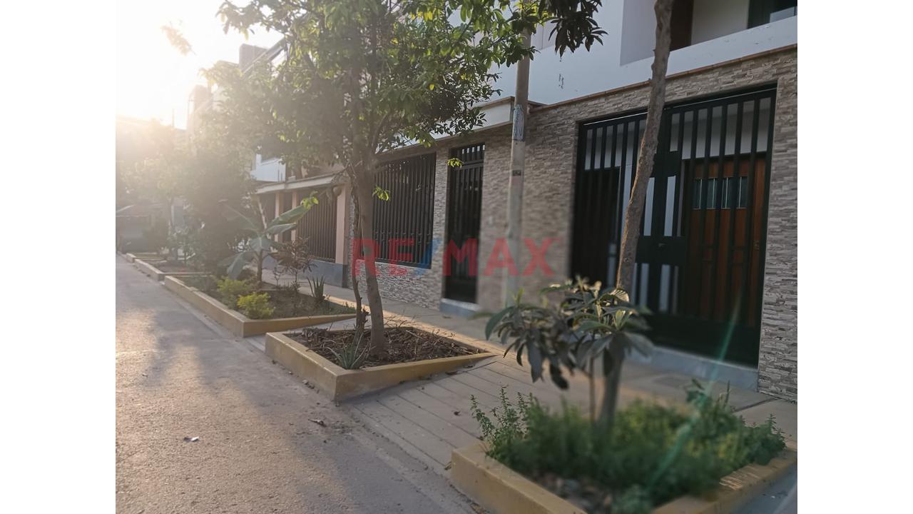 Venta De Casa De 4 Pisos En San Juan De Lurigancho — foto 3