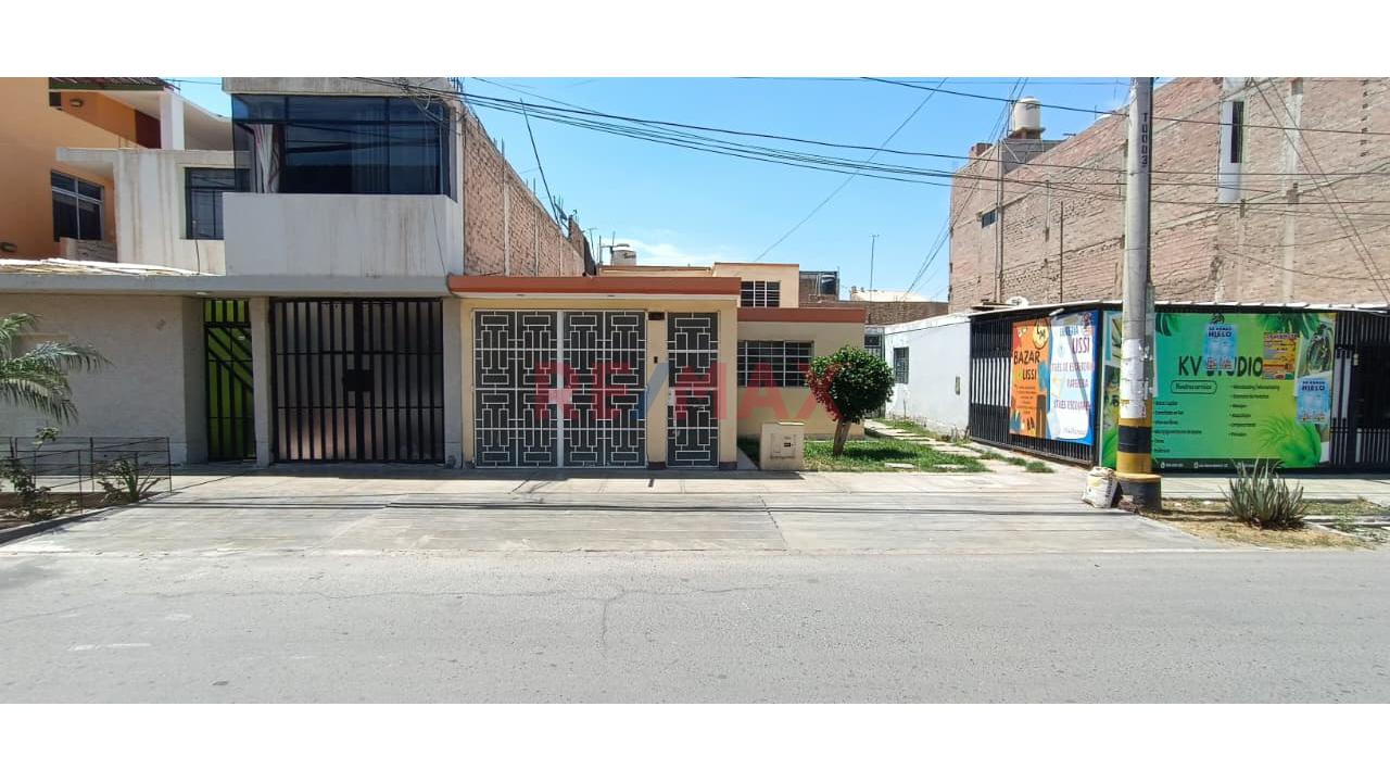 Casa De 160 M2 En La Urb. Santa María Cerca Al Mercado Arenales - 3