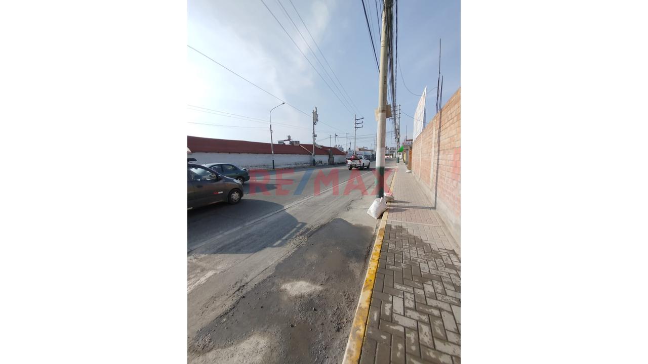 Oportunidad ‼️ Casa Con Local Comercial En Avenida Salaverry - Socabaya - 4