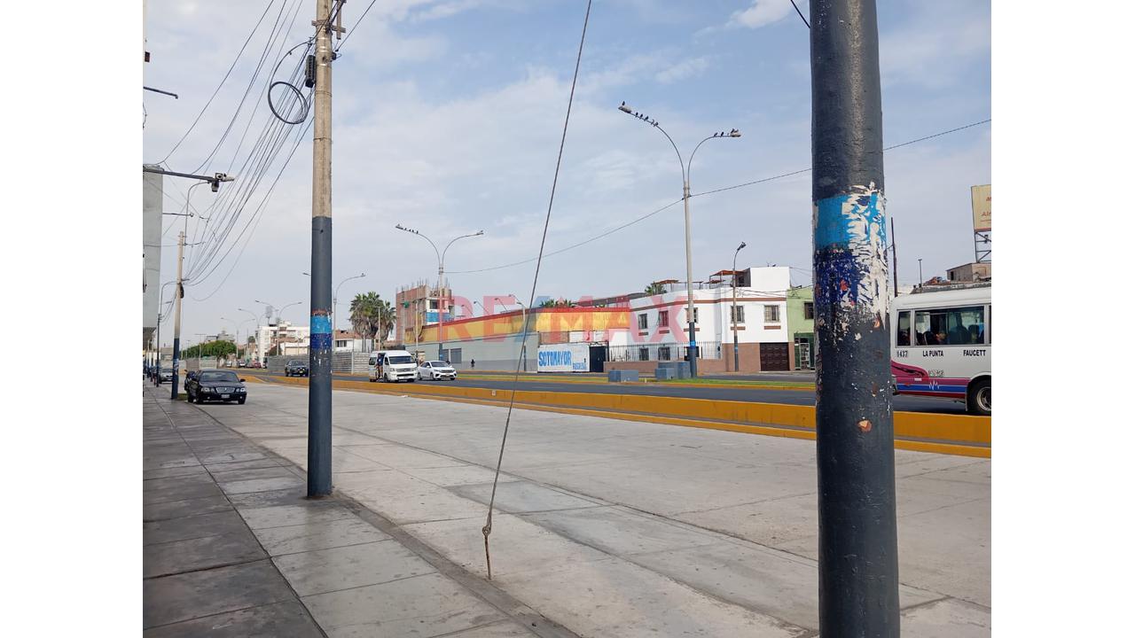 Alquiler Casa Local En Plena Esquina Y Avenida Zona Alto Transito Para Minimarkets Con Buena Area. — foto 2