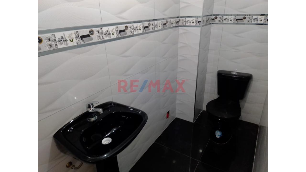 Local Comercial En Esquina Frente A Parque, Puede Servir Como Almacen, Oficinas O Tienda Comercial. - 6