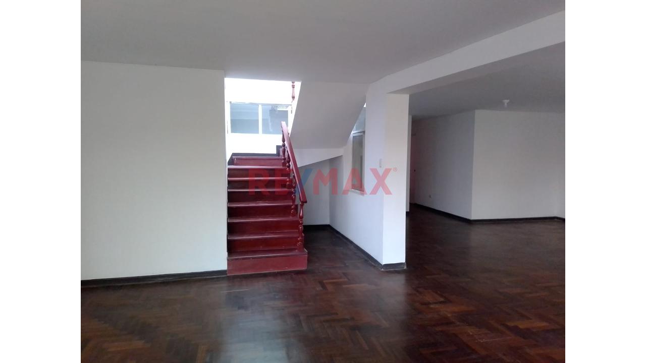 Local comercial de 535 m² en La Perla — foto 2