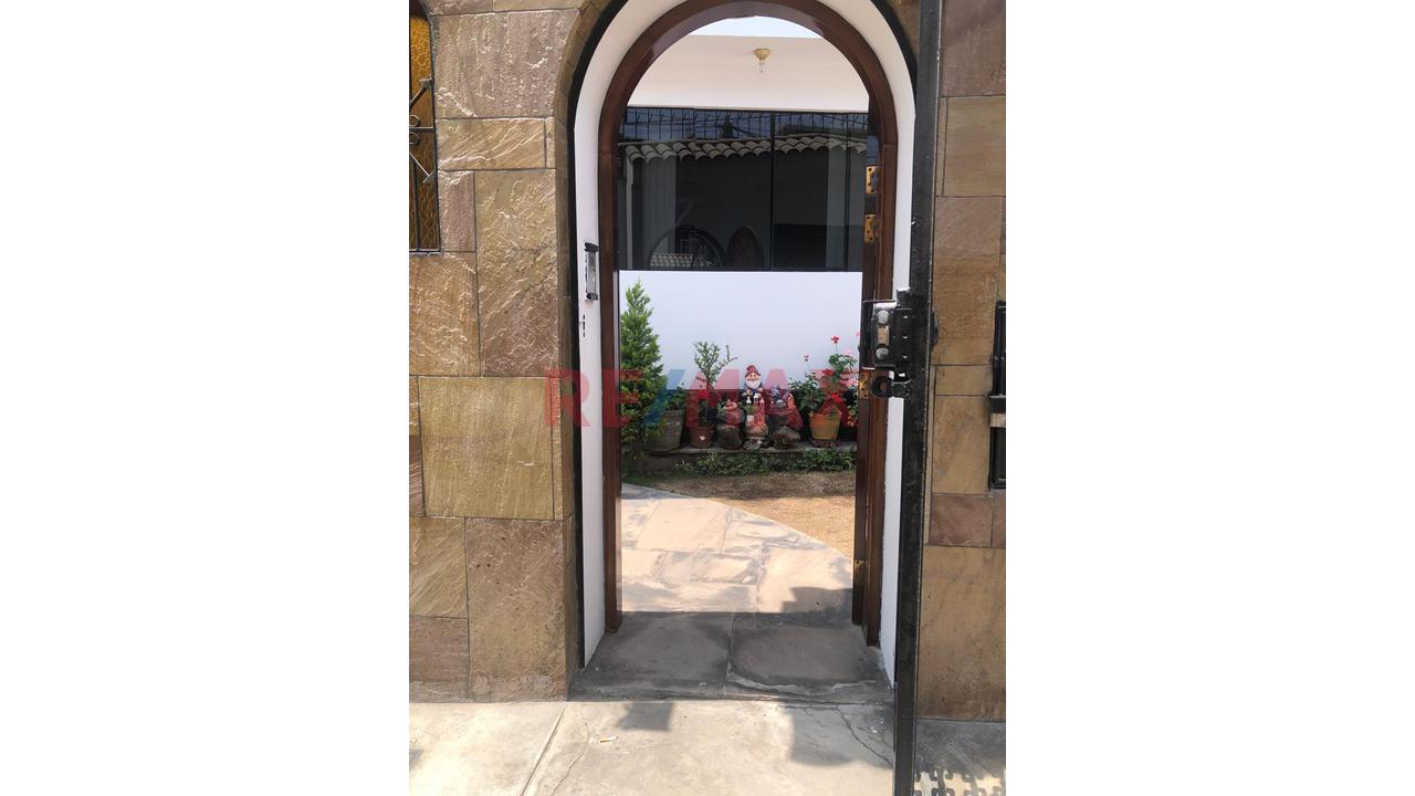 Venta De Hermosa Casa Con Doble Frente En Esquina - <4 Dormitorios En Urb La Capilla La Molina — foto 6