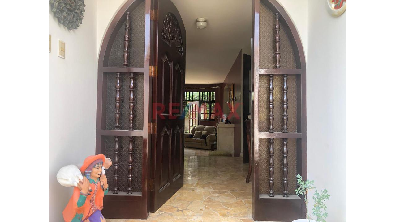 Venta De Hermosa Casa Con Doble Frente En Esquina - <4 Dormitorios En Urb La Capilla La Molina — foto 7