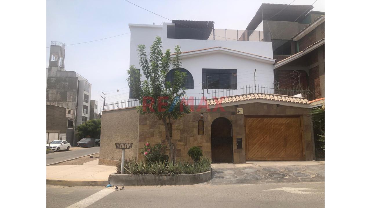 Venta De Hermosa Casa Con Doble Frente En Esquina - <4 Dormitorios En Urb La Capilla La Molina — foto 3
