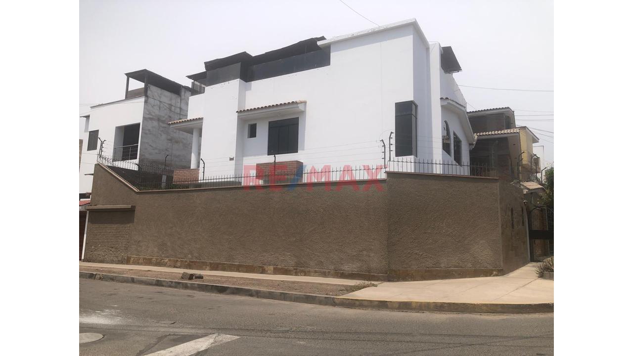 Venta De Hermosa Casa Con Doble Frente En Esquina - <4 Dormitorios En Urb La Capilla La Molina — foto 5