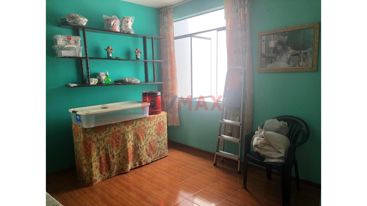 Venta De Hermosa Casa Con Doble Frente En Esquina - <4 Dormitorios En Urb La Capilla La Molina — foto 2