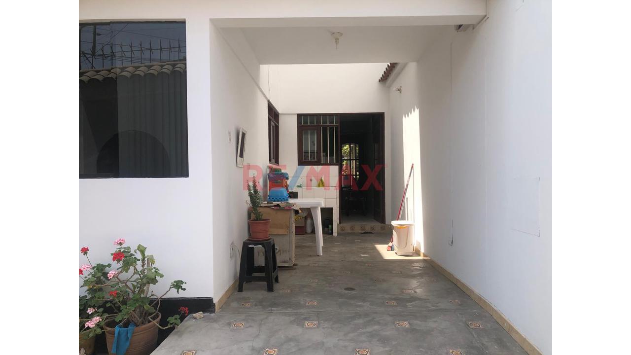 Venta De Hermosa Casa Con Doble Frente En Esquina - <4 Dormitorios En Urb La Capilla La Molina — foto 8