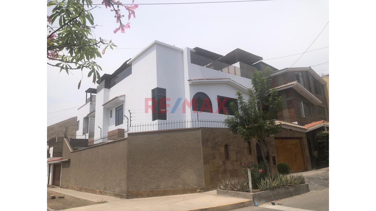 Venta De Hermosa Casa Con Doble Frente En Esquina - <4 Dormitorios En Urb La Capilla La Molina — foto 4