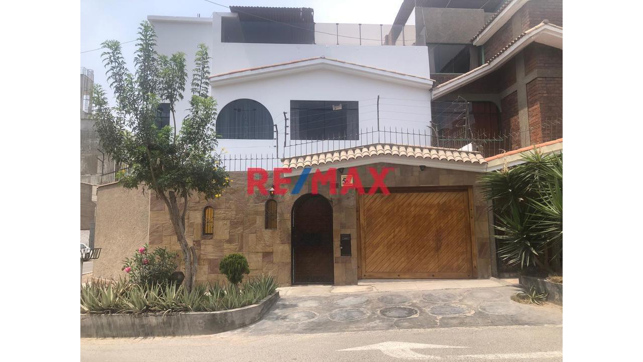 Venta De Hermosa Casa Con Doble Frente En Esquina - <4 Dormitorios En Urb La Capilla La Molina