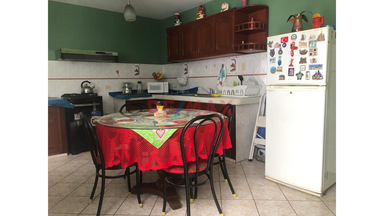 Venta De Hermosa Casa Con Doble Frente En Esquina - <4 Dormitorios En Urb La Capilla La Molina — foto 12