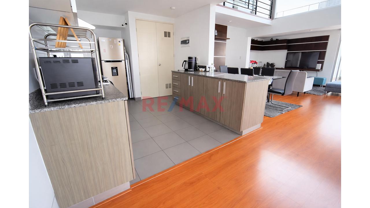 Venta De Departamento Dúplex Con Terraza Soñada En Miraflores — foto 2