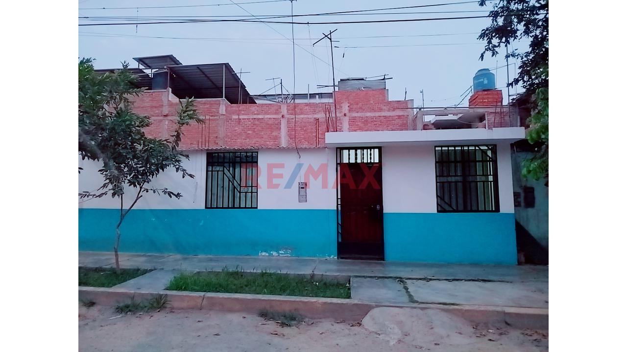 Se Vende Casa En Buena Ubicación Cerca A Cancha De Futbol, Plaza De Armas De Laredo - 3