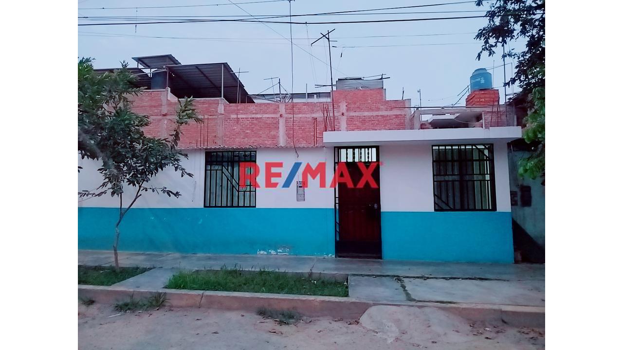Se Vende Casa En Buena Ubicación Cerca A Cancha De Futbol, Plaza De Armas De Laredo - 1