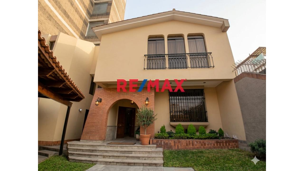 Venta De Hermosa Casa  En Surco - 5  Dormitorios – El Derby