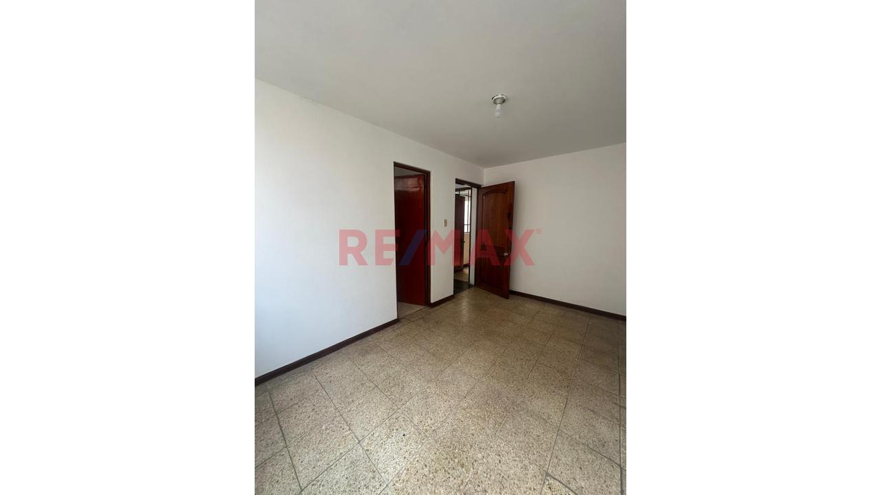 Alquiler De 2 Departamentos Para Oficina – Av. Universitaria, Smp Buena Ubicacion — foto 3