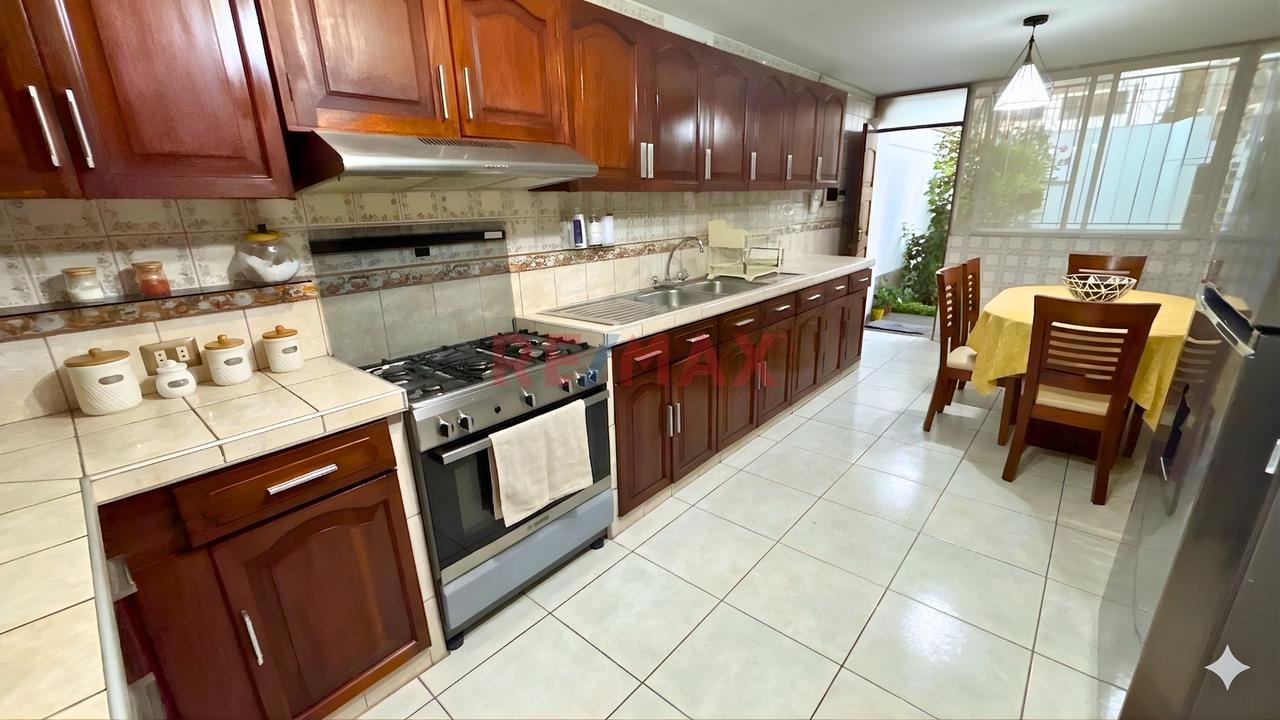 En Venta Amplia Casa De 4 Pisos En Ubicación Privilegiada Del Cercado De Lima — foto 10