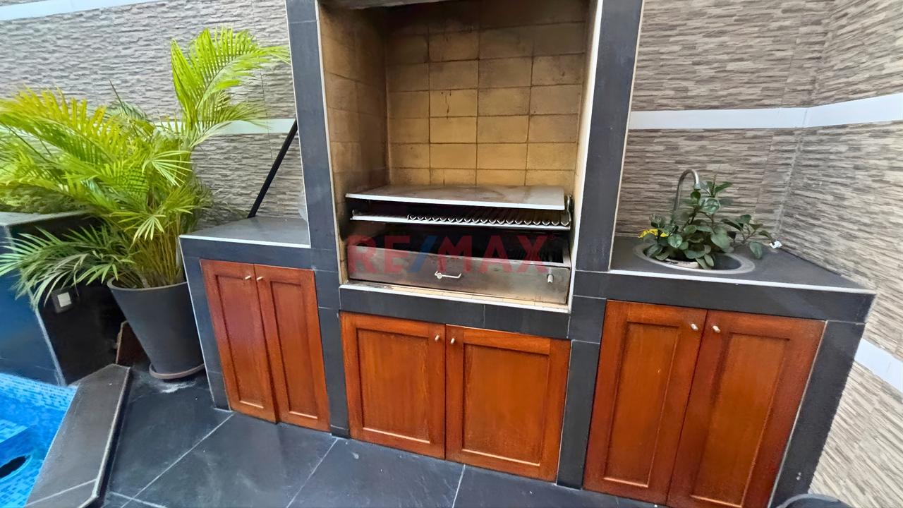 En Venta Amplia Casa De 4 Pisos En Ubicación Privilegiada Del Cercado De Lima — foto 2