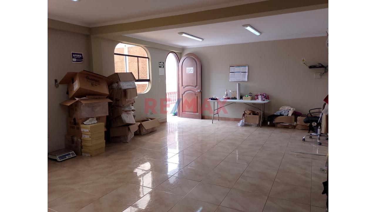 Se Alquila Local De 720 M2 - 18
