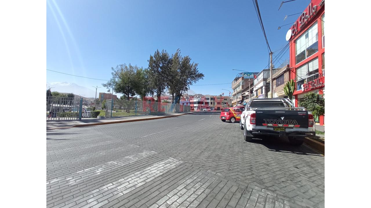 Local Comercial En Primer Piso Al Costado De  La Plaza Umachiri – Mariano Melgar - 4
