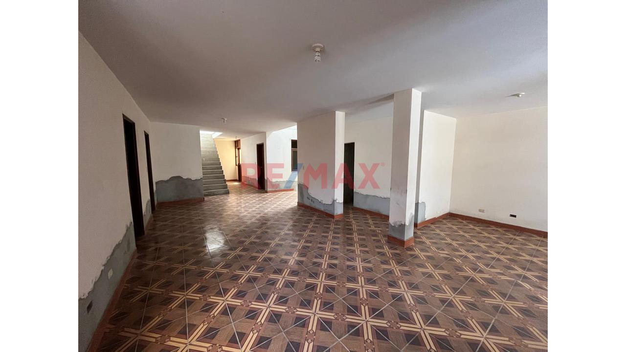 Venta De Amplia Casa En Urb. Monterrico — foto 3