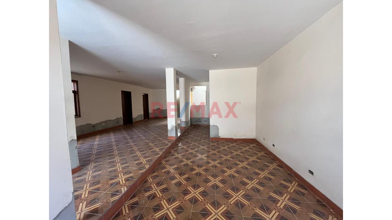Venta De Amplia Casa En Urb. Monterrico — foto 2