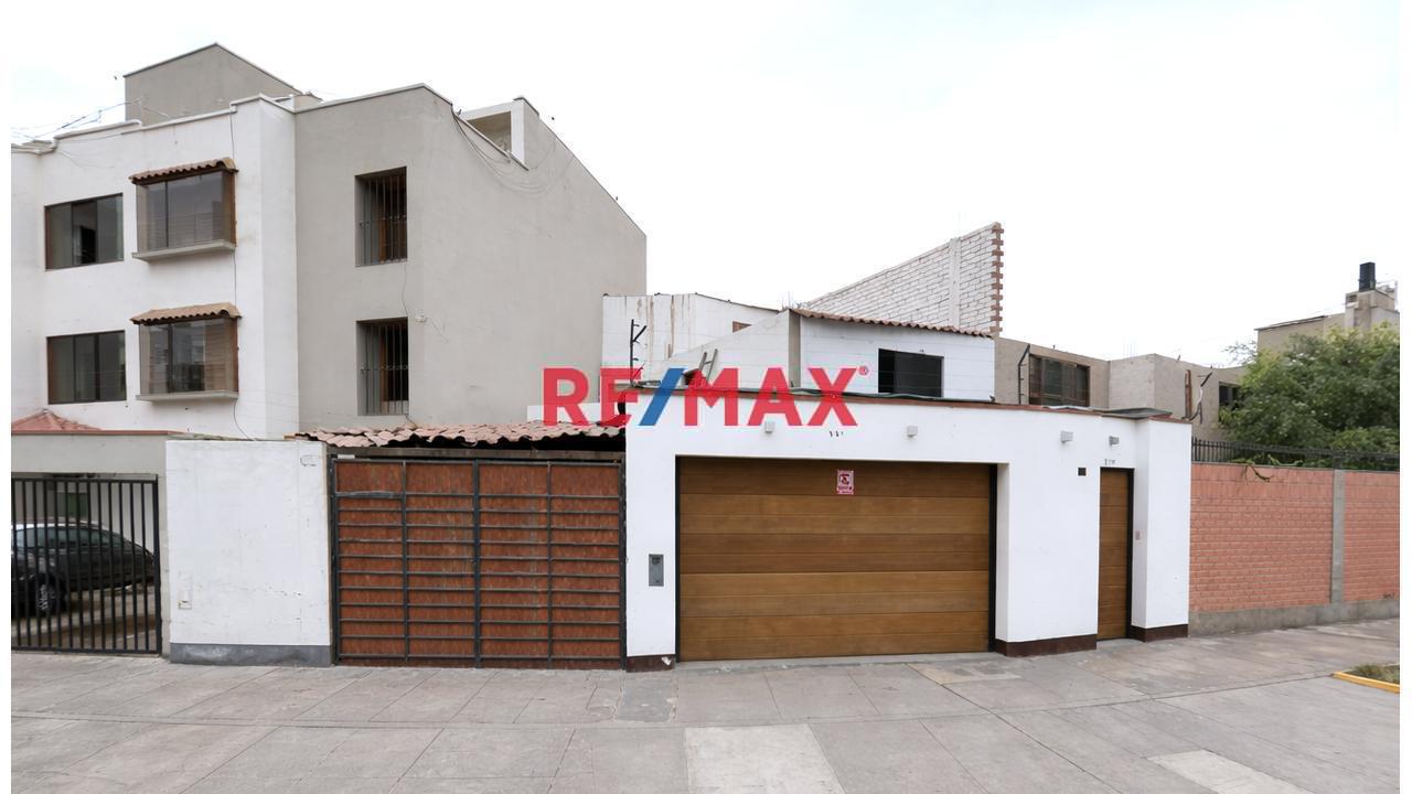 Venta  Surco  – Dos Habitaciones +1 Baño    + Cochera  Como Terreno  + Aires  $115,000  Negociables