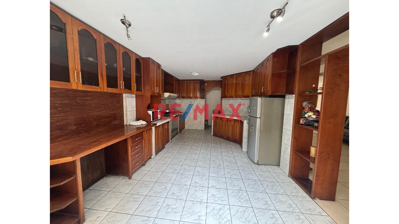Venta De Casa De 3 Pisos En Ate