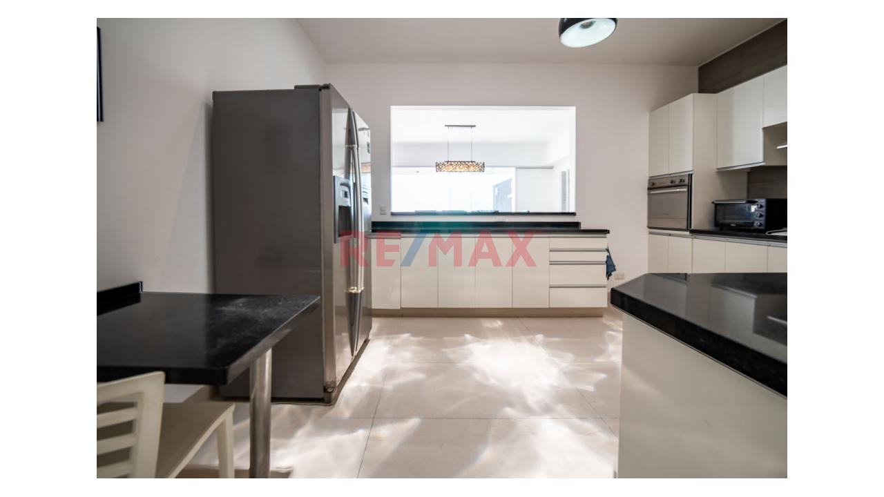 Casa de 4 dormitorios en Asia, 330 m² — foto 3