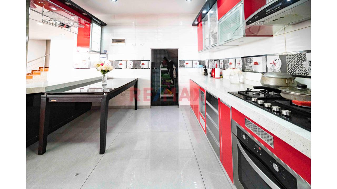 Venta Casa De 4 Pisos En La Urb. Esmeralda 4Ta Etapa — foto 3