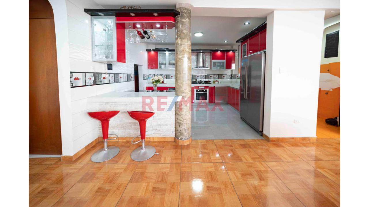 Venta Casa De 4 Pisos En La Urb. Esmeralda 4Ta Etapa — foto 5