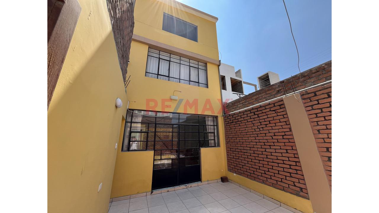 Casa En Venta En Jlbyr - Av. Principal - 9
