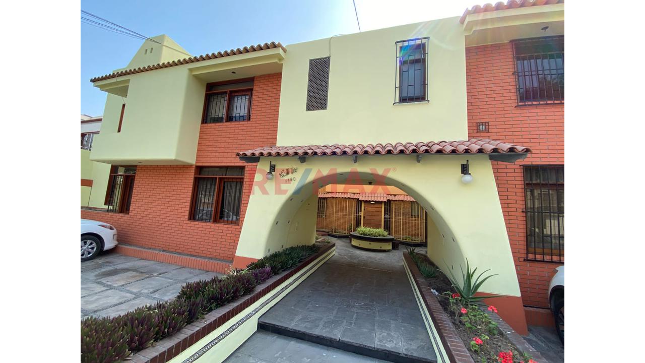Se Alquila Espectacular Chalet Amoblado En El Corazón De San Isidro ¡ - 2