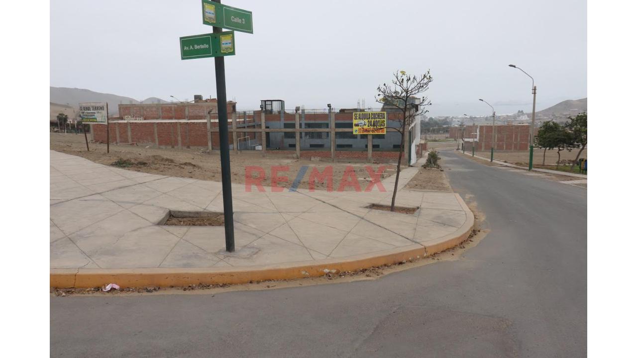 Terreno En Esquina En Santa Rosa - Frente A Parque Y Cerca A Playa - Precio De Ocasión