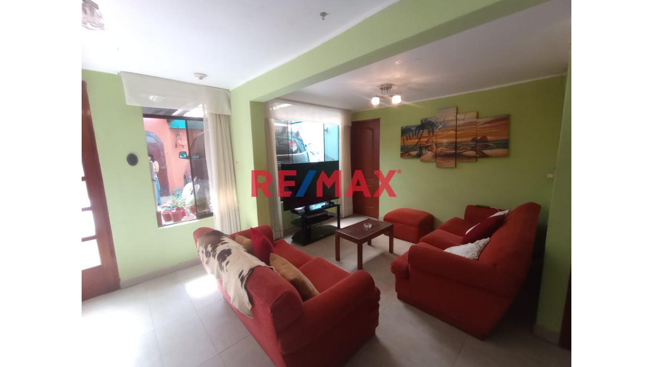 Casa De 3 Pisos Con Patio Para 2 Autos – Amplitud, Iluminación Y Ubicación Estratégica. - 1