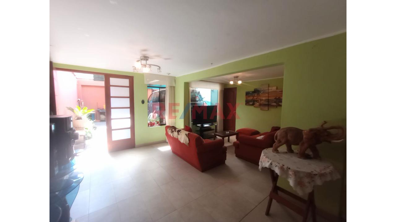 Casa De 3 Pisos Con Patio Para 2 Autos – Amplitud, Iluminación Y Ubicación Estratégica. - 4