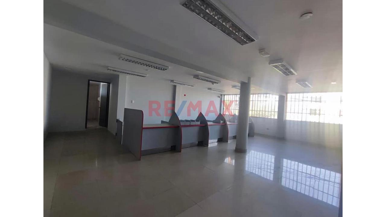 Amplio Local Comercial En Alquiler Al Frente De Feria Del Antiplano — foto 4
