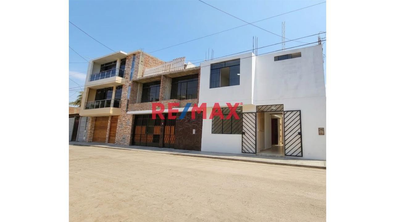 Casa De 2 Pisos + Azotea En Venta En La I Etapa De Las Palmeras | Ica - 1