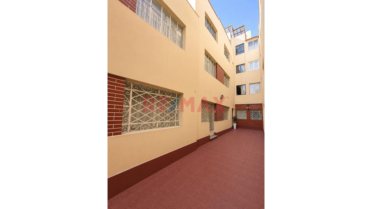 Casa Tipo Chalet De 4 Pisos En Jesús María | 7 Dormitorios + Patio - 20
