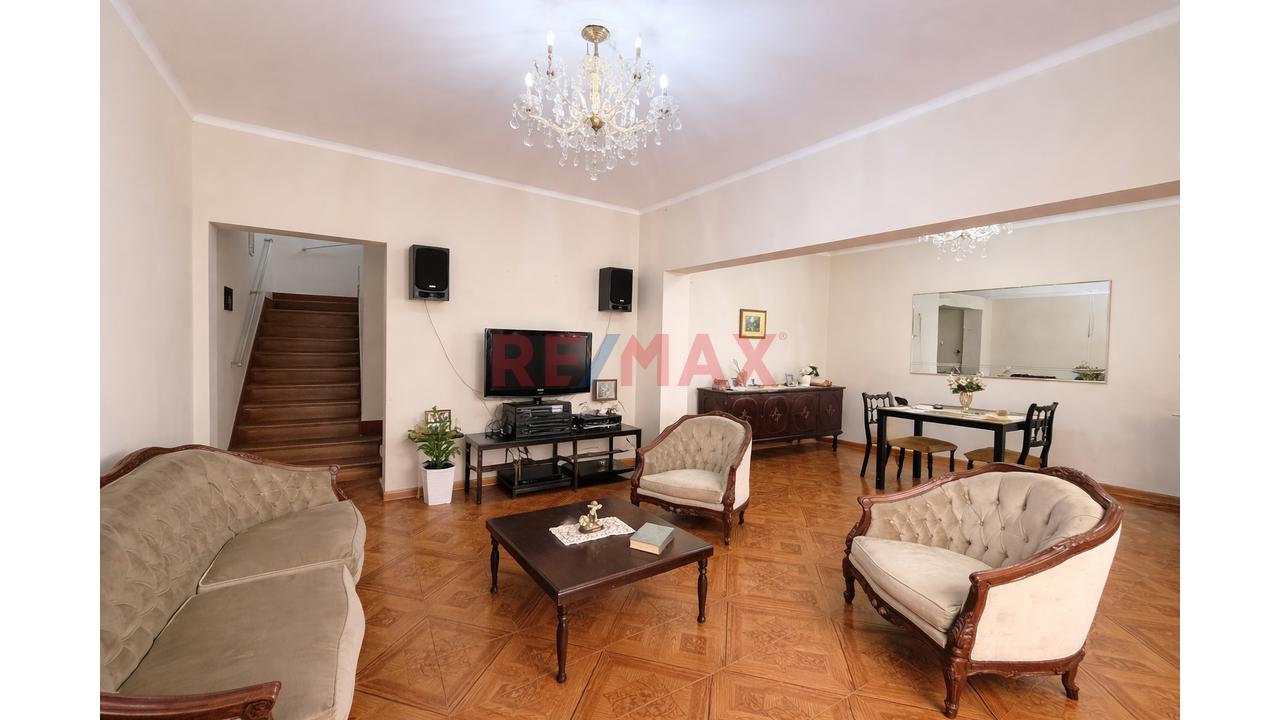 Casa Tipo Chalet De 4 Pisos En Jesús María | 7 Dormitorios + Patio - 2